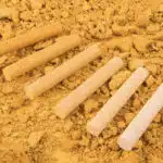 Pastels secs de couleur ocre sur poudre ocre