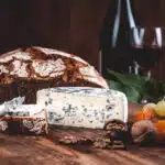 Bleu de Laqueuille avec morceau de pain