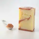 Savon rosi avec cuillère