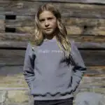 Adolescente avec sweat gris