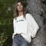 Sweat fait main porté par une femme