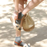 Femme en sandale avec minies chaussettes.