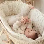 Bébé das un couffin en osier doublé