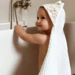 Bébé avec capuche sortie de bain