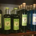 Petites bouteilles d'anisés de la distillerie Bellet