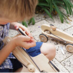 créer et partager, enfant en train de monter une voiture en bois