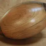Ballon de rugby en bois