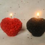 2 bougies en forme de cœur rouge et noir