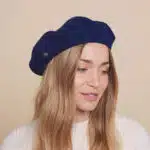 Béret traditionnel, bleu foncé porté par une femme