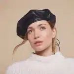 Béret en cuir d'agneau porté par une femme