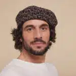 Béret à motif animalier porté par un homme