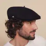 Casquette mixte, portée par un homme