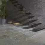 sol en pierres taillées avec escalier aérien