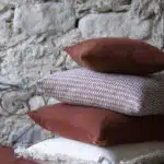 Plusieurs coussins en étoffes en laine les uns sur les autres