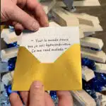 enveloppe dorée avec mots à lire