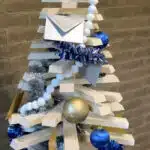 Sapin en bois décoré