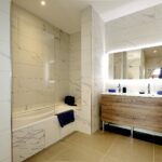 Salle de bains en marbre avec meuble double vasque.