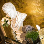Buste sculpter avec bouquet de fleurs et serviettes éponges-mur mosaiques dorées