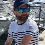 homme avec T-shirt marinière blanc