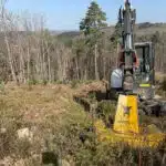 débroussailleuse et tracteur, une forêt en fond