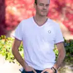 Homme avec T-shirt col V blanc
