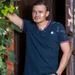 Linge élégant - Homme avec T-shirt col V bleu marine