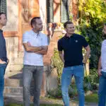 4 hommes debout avec T-shirt
