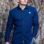 homme avec chemise bleue marine
