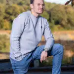 homme avec sweat shirt gris
