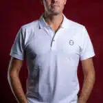 homme avec polo blanc