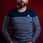homme avec pull marinière bleu