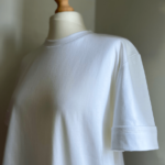 T-shirt blanc manche courte sur mannequin