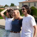 2 filles et 1 garçon habillés avec des T-shirt écoresponsable