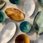 Vaisselle artisanale, poteries de différentes couleurs et formes