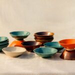 des assisettes et plats en poterie de différentes couleurs et formes