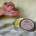 Savons artisanaux : 1 pot rond de cosmétique avec couvercle, 2 mains en arrière