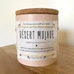 Bougies naturelles dans un pot avec un couvercle en liège