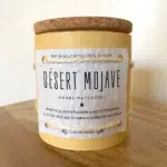 ne bougie dans un pot avec un couvercle en liège
