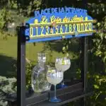 un compteur de score, 2 verres et une carafe d'eau