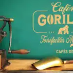 une affiche avec une partie de moulin à café et une petite pelle