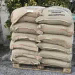 des sacs de café posés sur une palette