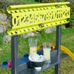 un compteur de score, 2 verres et un bol de glaçons