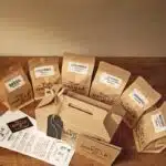 des sachets de café disposés en arc de cercle sur une table