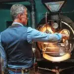 Café de spécialité : un homme torréfiant du café