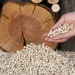 Bois de chauffage (des granulés de bois et bûches)