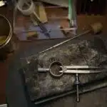 un compas posé sur une trousse