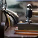 un marteau et des pinces