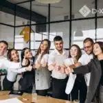 5 femmes et 3 hommes dans un bureau derrière une table