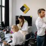 Logiciel de gestion : 2 femmes et un homme dans un bureau
