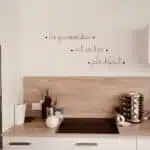 Décoration murale : bureau avec tiroir des objets et des phrases en fil de fer sur le mur